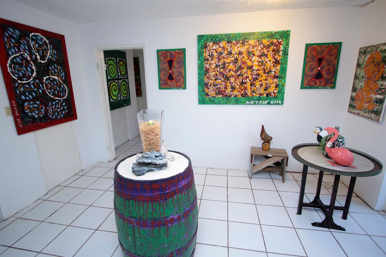 Nettie'S Different Of Nassau Casuarina'S Hotell Exteriör bild