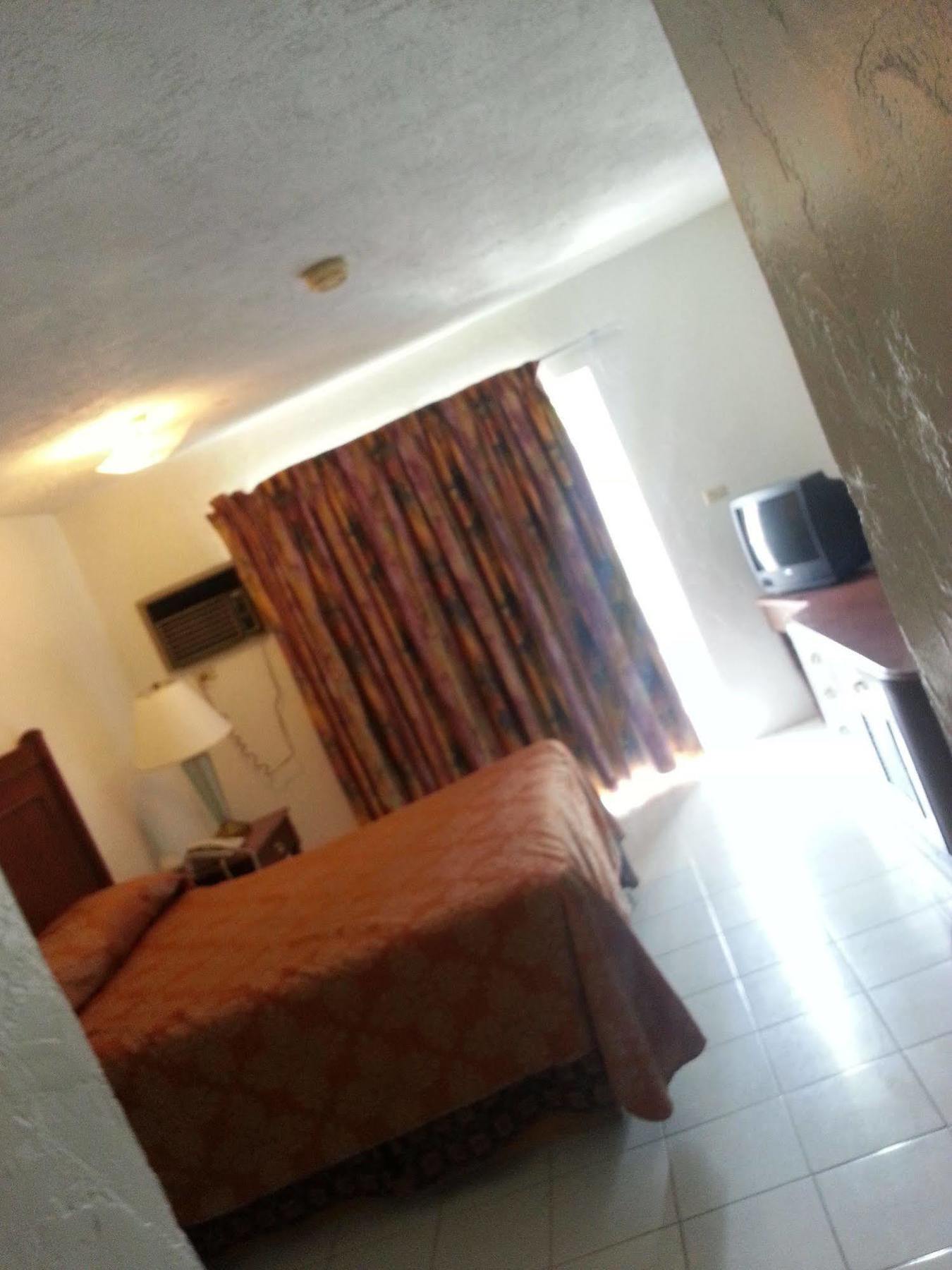 Nettie'S Different Of Nassau Casuarina'S Hotell Exteriör bild